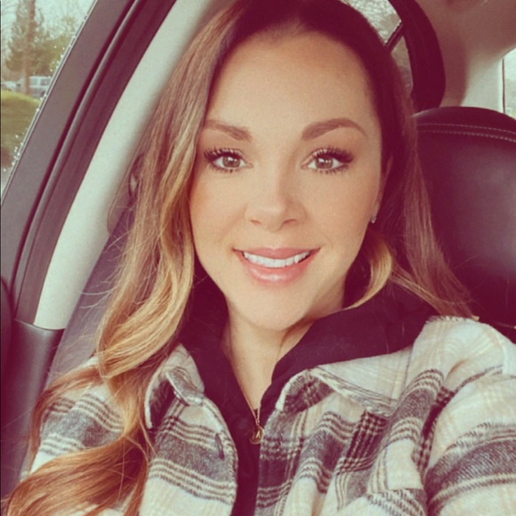 Hiiii!! Welcome to my closet!! 🙋🏻♀️ - Picture 7 of 7